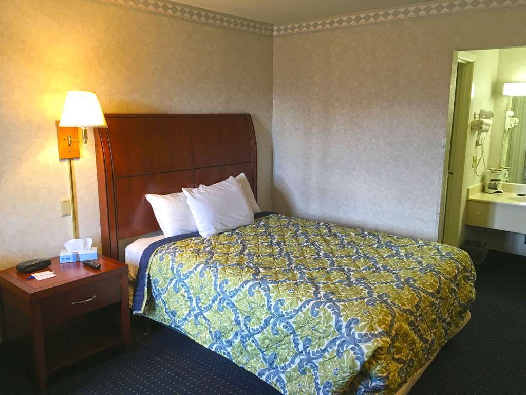 Americas Best Value Inn Of Decatur Номер фото